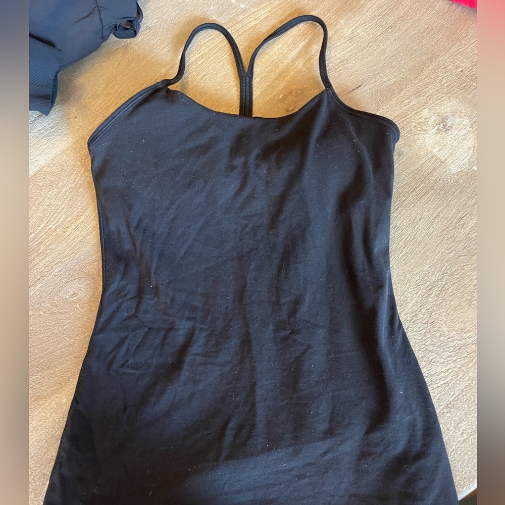 black lululemon tank